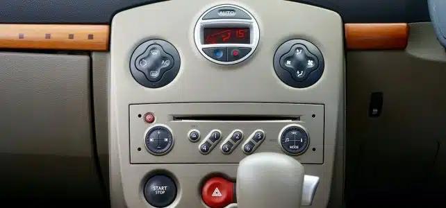 Guide pratique : Comment entrer le code radio sur une Clio 3 en toute simplicité !